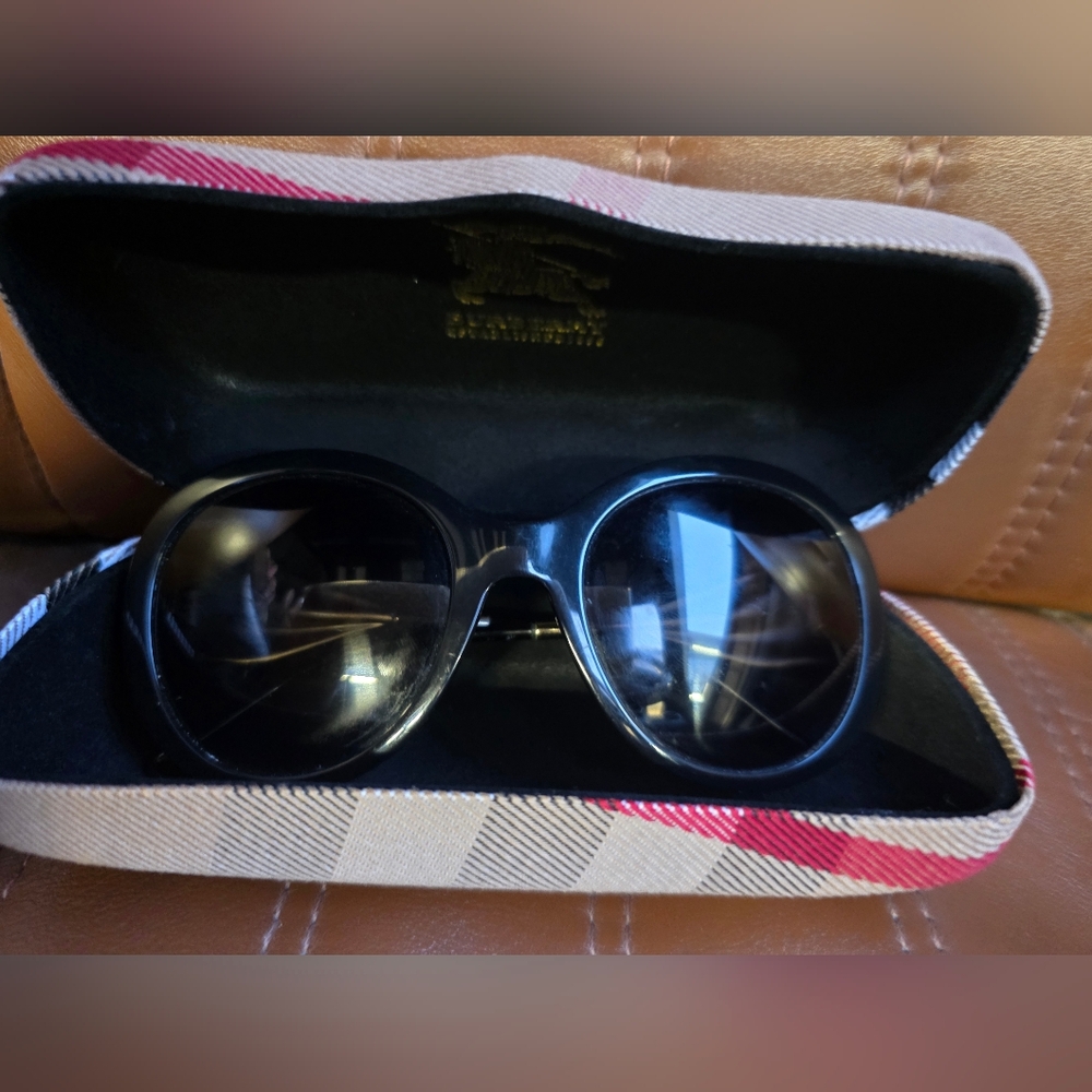 Burberry Black Round Sunglasses with Signature Check Case